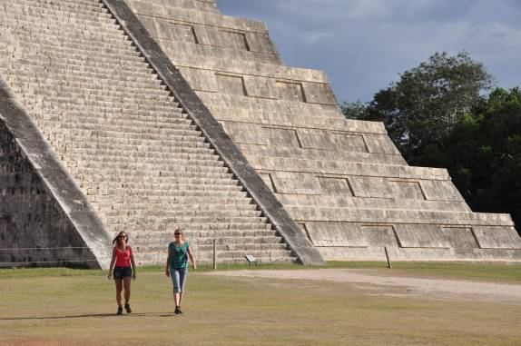 Com a Val, caminhando nas ruínas mayas de Chichen-Itza, na península do Yucatán, no México